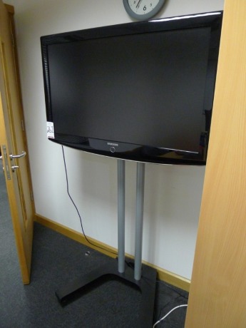 Samsung LE40R87BD, 40 inch LCD TV with mobile stand