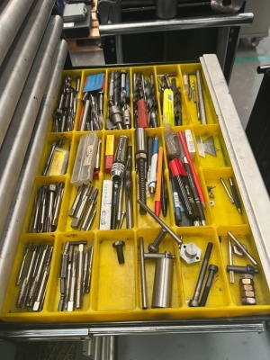 Halfords Industrial 6 drawer roller tool cabinet with Halfords Industrial 6 drawer top box including contents - 5