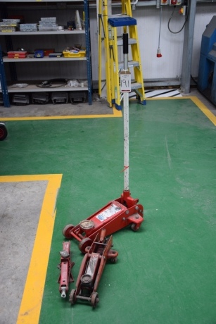 Sealey 250 CX 2.5 Tonne trolley jack with an unbranded trolley jack and a Kenedy 1 ton scissor jack (Packing)
