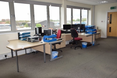 5 Light oak effect curved workstations with matching pedestals (Offices second floor engineering) - 3