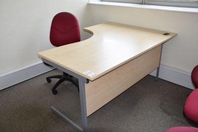 5 Light oak effect curved workstations with matching pedestals (Offices second floor engineering) - 2