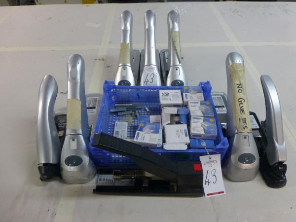 8x assorted heavy duty staplers and a quantity of staples