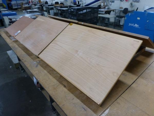 2x benchtop (590 mm x 400 mm) inclinable work stands