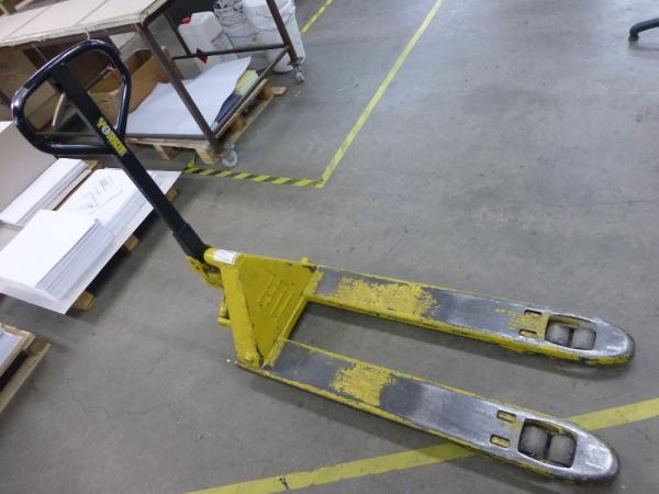 Crown 2300 Kg hand pallet truck s/n PTH50-20-45