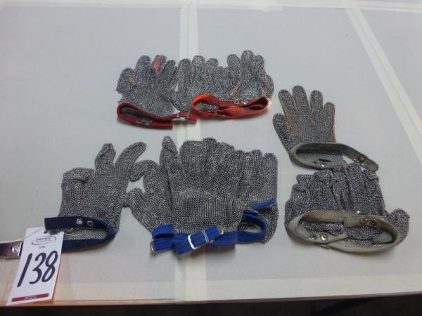 3x chainmail gloves (large), 3x chainmail gloves (medium), 3x chainmail gloves (small)