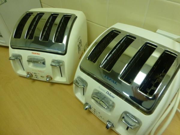 2x Tefal Avanti Deluxe 4 slice toasters and a Proline Micro Chef ST23W microwave oven