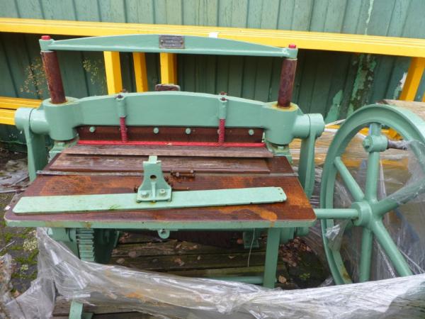 Manual paper guillotine (not in use) (This equipment will need to be fully tested in accordance with the appropriate regulations prior to being put into use)