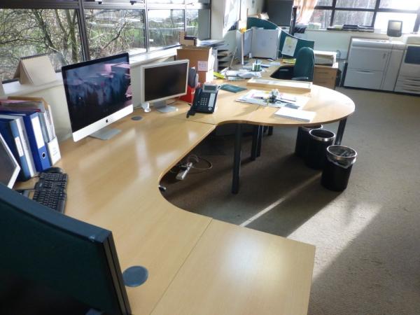 2x (1600 mm x 1200 mm) beech effect workstations with 3 matching quadrants and D-end with 2x three draw pedestals and 2x green twead screens
